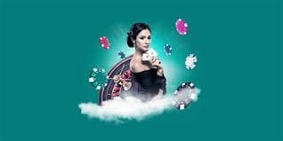 বাস্কেটবল কোর্টে খেলোয়াড়দের উত্তেজনাপূর্ণ মুহূর্ত